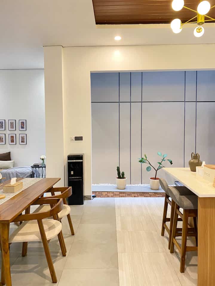 Kalau ditanya ruangan mana yang paling favorit, jawabannya adalah ruang makan yang menyatu dengan dapur,  karena disinilah keluarga saya sering berinteraksi😍 #rumahminimalis #myhomejourney #ceritarumahku #myfavoriteroom #depok #openspace