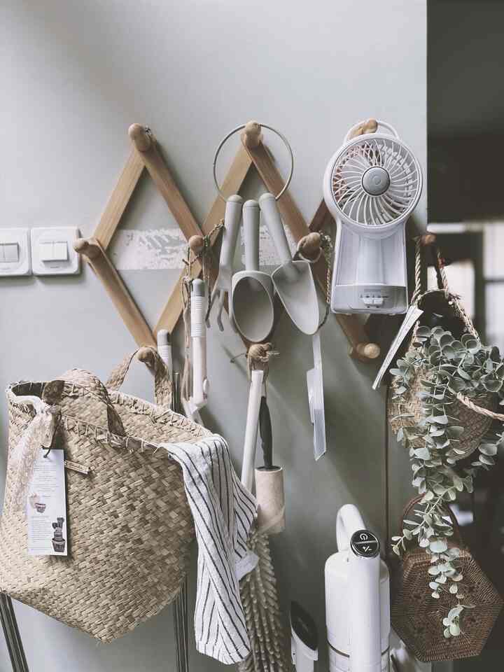 Area suasana hatiku🤍
#moodarea #inspo #homedeco #homestyling #interiorrumah #homestagram #gantungan #gantungankayu #gantungandinding