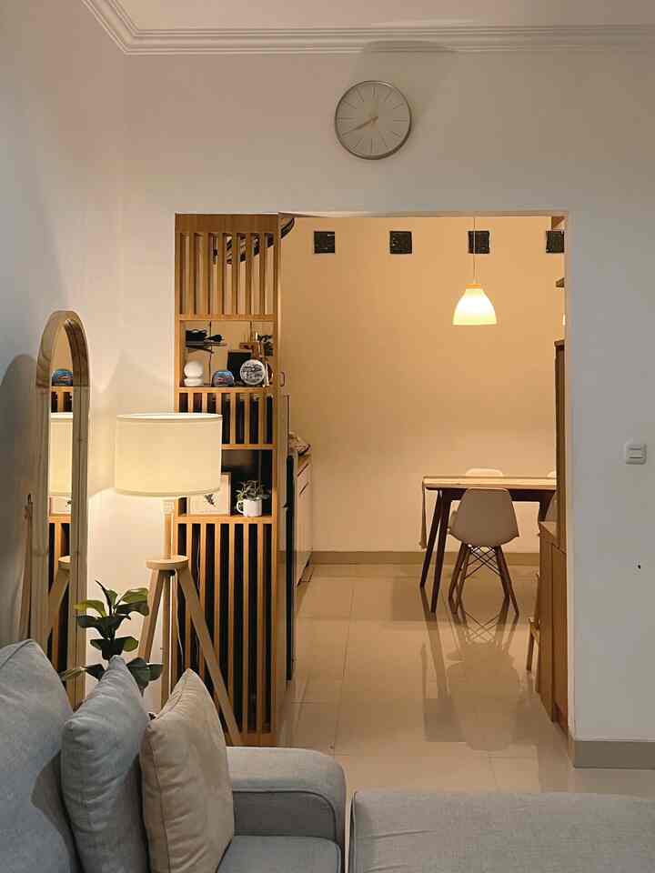 Pencahayaan di rumah ini sebenarnya masih didominasi dengan lampu warna putih terang pada hampir semua lampu down lightnya. Namun karena ingin ambience yang lebih hangat, pada lampu-lampu dekoratif diisi dengan lampu warm white. Jadi rumah tetap terang dan pencahayaan masih enak di mata untuk keperluan membaca atau aktifitas lainnya, namun ada aksen warm agar rumah terasa lebih homey 🤎

#Nightvibe
#Lightingideas
#Lightinginspiration
#Whiteandwood
#Homey