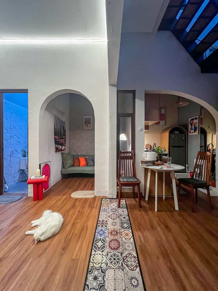 正直に言うと、この家の中心はまさにインダストリアルな階段とファサードです。しかし、ここに来れば来るほど、この部屋をより広くするために変更が必要であると感じました。開発者が作成したレイアウトは、私のスペース要件にあまり適合しません。私の土地はゆっくりとその機能と形を変えつつあるので、この改修プロセスは私の理想に合わせてゆっくりと続いていきます。

#マイホームストーリー
#マイホームジャーニー
＃ホームスイートホーム

#産業 #japandi #bohemian