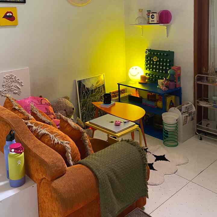 Obrak-abrik ruangan lagii~
Salah satu ruang tengah aku, dirombak dan aku redecorate karena ada barang yang baru aku beli, perintilan gemash yang menurut aku lebih baik ditata seperti ini. #livingroom #decorateroom #colorfull #aestheticlivingroom