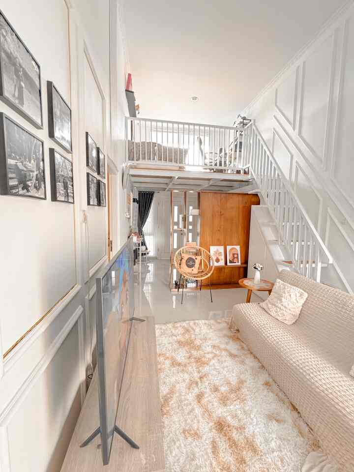 •Rumah tumbuh mezzanine minimalist•
Kami membangun rumah ini dari nol, dari corat coret gambar pake tangan, kemudian terbentuklah rumah ini, yaitu rumah yang dibangun di atas tanah pekarangan kosong.  
Di awal pembangunan kami hanya menginginkan rumah kecil yang penting cepat selesai, dengan alasan karena ingin segera ada rumah sebelum lebaran supaya tidak tinggal bersama orangtua saat lama pulang kampung sebab kami merantau, nah jadi lah rumah ini!✨
Yang kemudian di tengah pembangunan kami menginginkan penambahan mezzanine dengan memanfaatkan ketinggian rumah. 

Setelah jadi kemudian kamu mengusung konsep rumah tumbuh yang akan tumbuh seiring berjalannya waktu ini bertemakan minimalist dengan tone warna white  & wood (namun masih boleh diselingi warna2 netral) 

Anw, rumah yang ideal utk kami adalah rumah yang nyaman sesuai dengan kebutuhan kami 🫶

#MyHomeStory #MyHomeJourney #HomeSweetHome #rumahmezzanine #minimalist