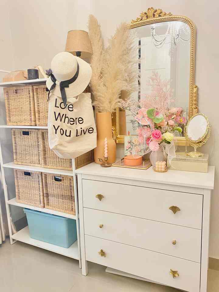 Hai tetangga online, ini adalah penampakan dari sebagian home office di rumah. Untuk dekorasi aku sengaja memilih warna gold white, dengan lampu hias gantung berwarna silver mirror berawarna gold agar terkesan mewah hehehe biasanya aku dapat perintilan harta karun dr vivere, shopee, ikea, informa. 


#classicmodern #homeoffice #petparent #Spilldecorlowbudget #rumahcluster #Westjava


