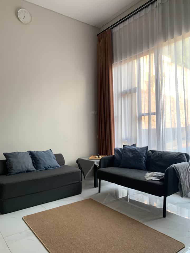 Ruangan favorite kami sekeluarga adalah ruang keluarga ini. 
Tidak banyak perabotan, agar rumah terasa lega.
Simple but aesthetic, perpaduan warna gelap dan terang di ruangan ini, membuat semakin nyaman. 
Aku suka sekali dengan sofa 2 seater Glostad dari IKEA ini, warnanya sesuai tone rumah, dan kakinya terbuat dari besi, mewakili tema indutrial yang kami usung.

#aestheticroom
#aesthetichomedecor
#homestyling 
#industrial
#tangsel
#60sqm
#rumahdeveloper