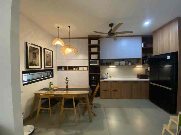 Perjalanan mengisi rumah memang hal yang paling seru untuk kami.
Pada saat itu kami memutuskan menggunakan jasa desain interior untuk membantu kami mendesain tata letak ruangan, dan juga membantu dalam desain build furniture.
Kami mempercayakan jasa desain interior dari @_studiowabisabi .
Sangat tidak menyesal akhirnya memutuskan menggunakan jasa interior, walaupun memang tidak 100% terealisasi sesuai plan yg ada di slide 3 (karena memang kami yg BM ini itu 🤪)

#bangunrumah #renovasirumah #interiordesigner #mejamakan #dapurbersih