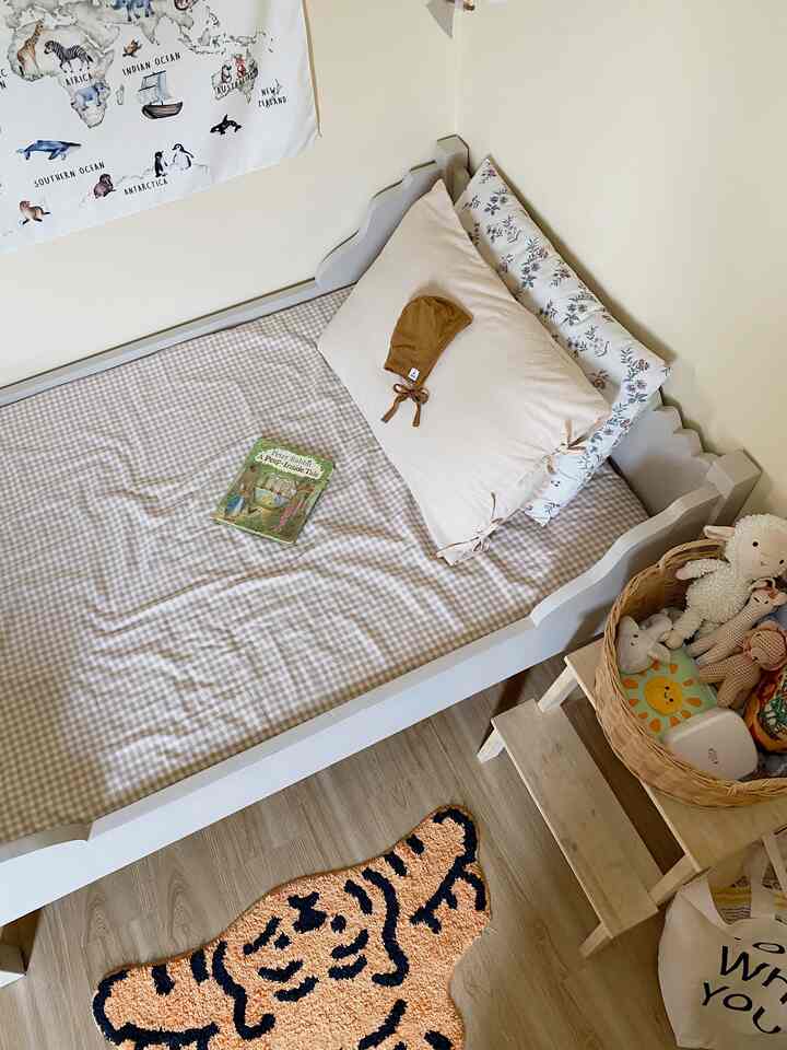 Kamar yang dekorasinya masih cukup sepi~
Selain karna memang masih nabung dan di isi pelan-pelan, alasan lainnya adalah yang punya kamar masih berusia hitungan bulan, jadi belum banyak mainan, belum butuh storage yang terlalu banyak untuk semua mainannya, cukup keranjang rotan untuk beberapa bonekanya aja udah cukup 😉
Banyak banget item dekoratif di kamar ini yang custom made. 

#dekorasikamaranak #dekorasikamarbayi #inspirasikamaranak #kidsroomstyling