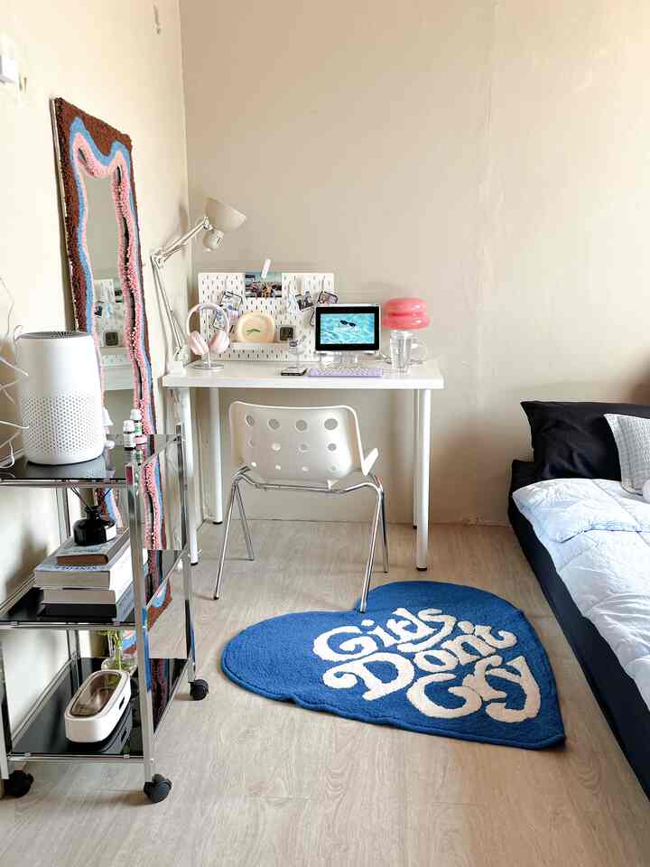 Ku sebut ini, sudut multifungsi. Karna di sudut ini aku banyak menghabiskan waktu. Untuk kerja, nonton drakor, menikmati musik, dan juga untuk make up & skincare. 

#DekorasiRuangKerja #InspirasiRuangKerja #Workspacestyling #cozycorner #roomdecor 