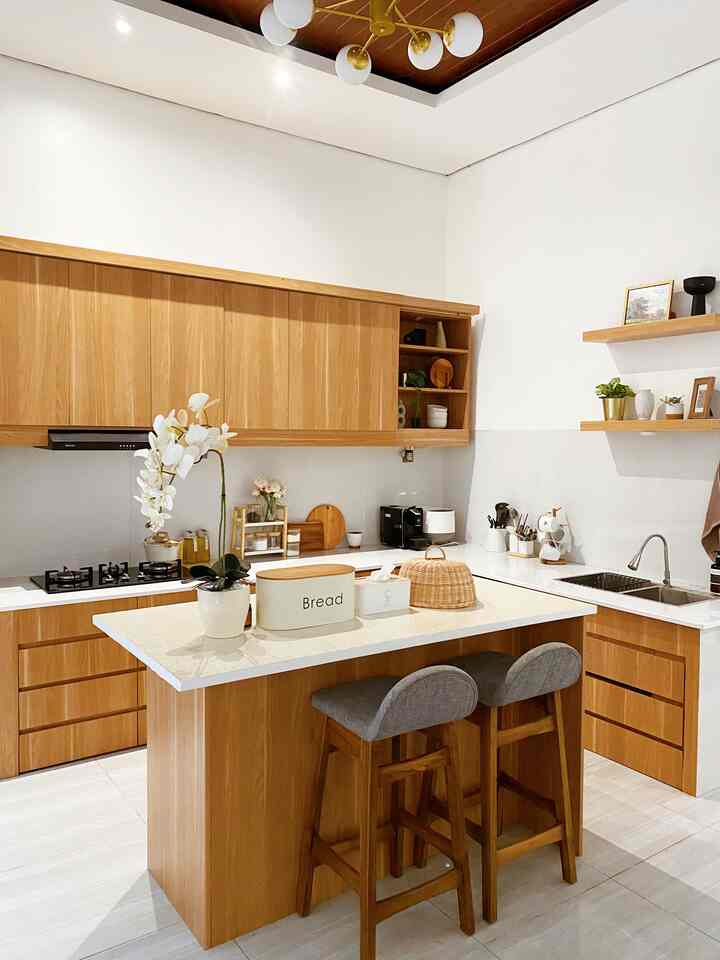Focal poin pada dapur ini adalah island table, dimana tempat ini juga sebagai tempat ngumpul anak-anak, dapur ini berukuran 4 x 1.8 dengan luasan kitchen set 3 x 1.8 , kami menggunakan bahan multiplek lapis hpl kerena lebih mudah dalam perawatan nya, serta warna kayu nya terlihat natural, cocok dengan tema dapur kami

#kitchenstyling #kitchendecoridea #kitchenmakeover #dapur #dapurmodern 