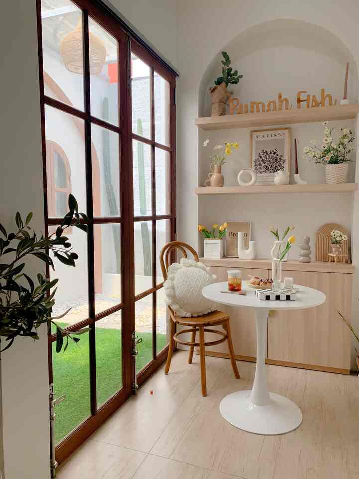 Ig :rumah_fish
Jangan pernah bosen liat Spot favorit ini ya.. kali ini aku letakkam beberapa vas dengan harga under 100ribuan.. agar terlihat cantik dan tidak perlu mahal untuk mendekorasi ruangan ini.. yang penting nyaman.. semoga menginspirasi bagi yang mau beli vas hehe 🤎🤎

#fancybudgetminim
#loweffortfancy
#spilldekorlowbudget
#japandi
#livewithkids
#rumahdeveloper 


