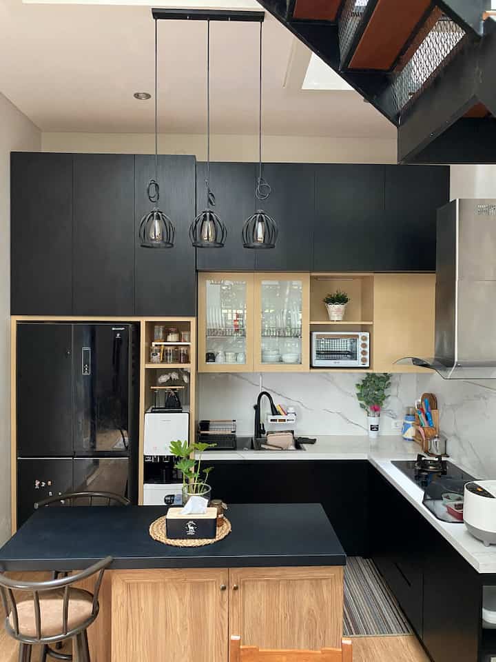 Tema Ruangan ini adalah Industrial

Kami memutuskan untuk menerapkan konsep industrialis ini dengan membuat dapur atau kitchen set bertema industrial 
Selain itu konsep ini kami disesuaikan juga dengan rumahnya
Rumah yang kami beli sejak 2022 ini berkonsep rumah semi industrial
Maka dari itu semua interiornyapun kami sesuaikan dengan tema rumahnya

Untuk element utama dalam konsep industrial kami putuskan untuk membuat kitchen set dengan tone yang warna industrialis yang di dominan dengan warna hitam dan coklat

Selain itu itu kami tambahkan dengan furniture dan ornamen ornamen yg sesuai tema seperti kulkas berwarna hitam, rak piring, rak gelas, dan sebagai pelengkap kami tambahkan Table Island yg juga bertema industrial dari informa 

#industrial 
#homedecorinspo
#aesthetichomedecor
#bsd
#kitchensetindustrial
#dapurmodern 