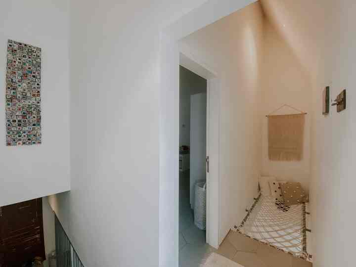 Sudut anak-anak.
Bagian lorong dari tangga ke teras..
#kidscorner #minimalism #yihouse #ikea #roseavneuehome #reservoart #rumahestetik