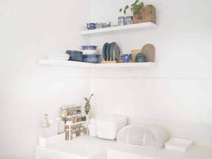 Salah satu sudut di dapur dengan focal pointnya adalah ambalan di atasnya. Karena belum mempunyai kitchen set, jadi saya akali dengan adanya open shelves, memajang beberapa piring dan gelas warisan Mama. Tidak lupa menambahkan sedikit tanaman agar suasananya lebih segar 🤍

#kitchenstyling
#kitchendecorideas
#kitchenmakeover #bandung
#rumahlama