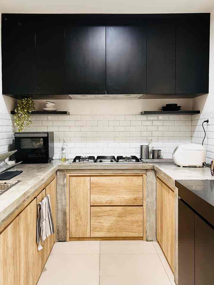 Tidak banyak barang2 dekoratif dapur di #boemisaturnus karena beberapa barang memang fungsional dan sering digunakan. Tapi barang2 fungsional tersebut bisa juga dijadikan pajangan yg menarik seperti beberapa mangkok jepang yg disimpan di ambalan. Selain itu tanaman artificial juga cocok digunakan sebagai barang dekoratif di #dapur untuk memoercantik. #lowbudgetkitchen #lowbudgetkitchenmakeover #lowbudgetkitcheninspiration