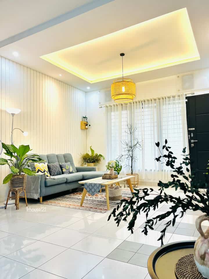 Ruang tamu Boho-Scandinavian

Gaya bohemian kerap memasukkan unsur alam pada dekorasi ruangan, dengan menambahkan tanaman-tanaman hidup dan cover pot natural seperti rotan. Untuk dekorasi lampunya menggunakan lampu gantung bambu, kesan naturalnya dapet. Sedangkan gaya scandinavian bisa dilihat dari bantal sofa dan dinding putih.
Barang-barang dekoratif ini aku dapatkan di marketplace dengan budget under 500K.

#decorativeitems #homestyling #roomstyling #homedecor  #roomdecor #bohoscandinavian #scandibohemian #depok #lifewithkids 