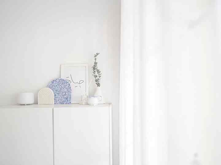 Lemari sepatu yang berada di salah satu sisi ruang tamu. Dekorasi di area ini saya buat minimalis, dominasi warna putih dengan aksen biru dari ornamen dekor yang terbuat dari recycled bottles plastic 🤍

#lemarisepatu
#inspirasiruangtamu
#foyer
#bandung
#rumahlama
#minimalist
#inspirasifoyer