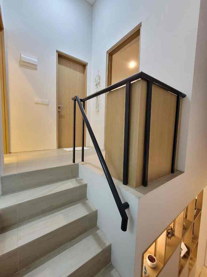 This is the stairwell area as well as the home office in our house. We use this small spot as a work and study area. However, currently, our home office still doesn't have much decoration. In the future we will upgrade this area... 😊

#homeoffice #stair #japandi #tinyhouse #rumahcluster #rumahmungil