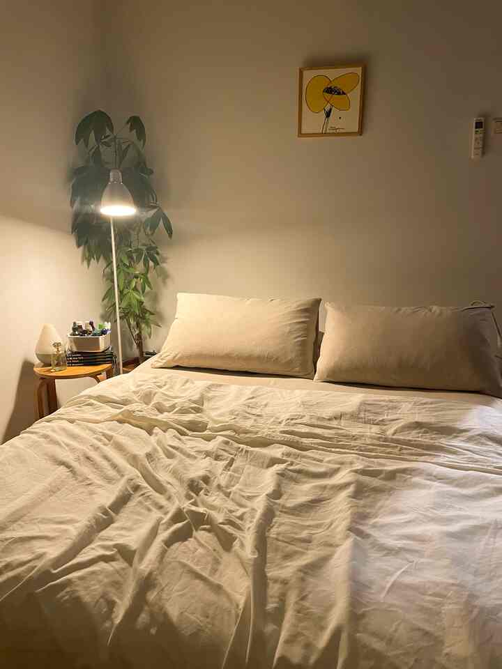 Ketika ditanya, apa investasi terbesar di rumah ini? Salah satunya: tempat tidur. Ya bayangin aja, sepertiga hidup kita sehari-hari kan dihabiskan di tempat ini. Terlebih, konon tidur yang berkualitas bikin keseharian kita lebih produktif.

Lantas, bagaimana membuat kamar tidur menjadi safe space yang nyaman buat kami? Penggunaan lampu minimalis dengan warna warm light, pemakaian warna bumi pada sprei, memaksimalkan diffuser dengan aromatherapy, serta menaruh beberapa buku favorit adalah beberapa caranya! #cozybedroom #dekorasikamartidur #inspirasikamartidur #rumahminimalis #rumahsederhana #mujihouse