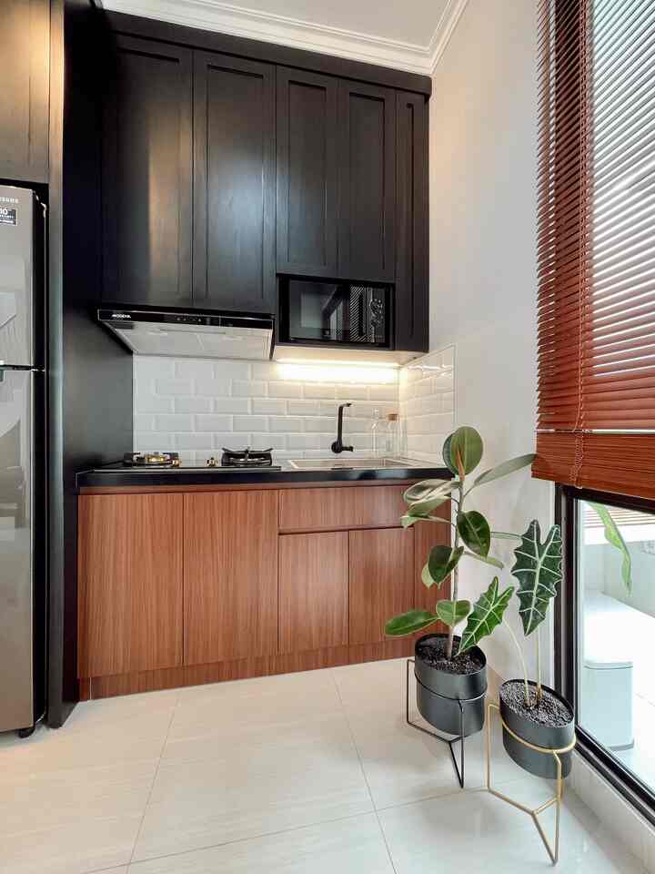 On a journey to live consciously in #61sqmeter #smarthome

[Part-1]
Still on the same theme as the interior design of the house, this small kitchen area utilizes wooden material elements combined with the dominant color black. This Rumatuju was designed based on personal preference who likes black. So that it gives a more contrasting impression and is not monotonous.

#developerhome
#tinyhouse
#tinykitchen
#tropicalarchitecture
#naturaldesign
#moderncontemporary
#homedecorinspo
#roomdecorinspo
