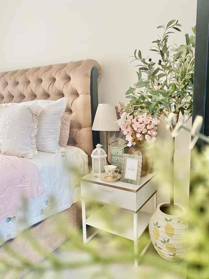 Hai hai tetangga online,
ini adalah penampakan side table dari kamar utama di rumah kami. Jujurly, aku suka sekali dekorasi jadi diatas side table aku dekor pakai hati hehehee 



#rumahidaman #nevertoosmall #rumahmungil #bedroomidea #bedroomstyle #bedroominspo #bedsidetable