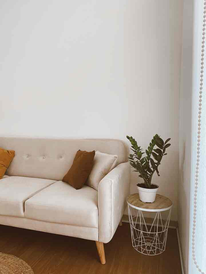 mini living room
Walapun jarang ada tamu, tapi mini living room ini tetep harus di tata.

pemilihan warna netral antara sofa & tirai agar memberikan kesan minimalis.

#minilivingroom #ruangtamukecil #dekorasirumah #dekorasiruangtamu #ruangtamupengantinbaru 