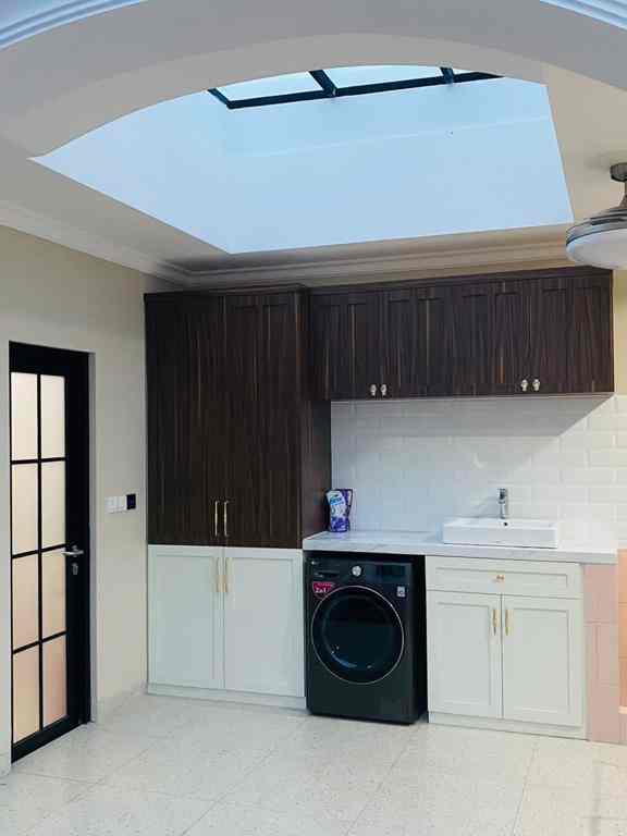 Laundry Room di Rooftop

Selamat malam semua.. mau share laundry room yang ada di Rumah Shelica berada di rooftop lantai 3z Luandry room ini memiliki space yang luamayan luas berukuran 3x6..
Laundry ini memiliki kabinet custom dengan gaya vintage atau klasik modern mengikuti tema rumah..
Semoga menginspirasi🤍

#rumahshelica #laundryroominspiration #laundryroomdecor #laundryroomideas