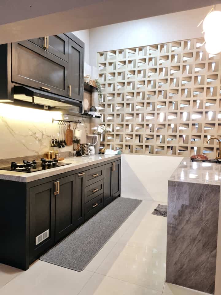 Tentu pembuatan dapur memerlukan jasa profesional dalam pembuatan kabinet2nya. Kami menggunakan jasa dari @rumahkita.group untuk menciptakan kabinet dapur bernuansa modern classic. Namun sebagai referensi, pinterest menjadi salah satu sumber inspirasinya lalu mereka wujudkan sesuai dg keinginan kami.

#bangunrumah #renovasirumah #arsitekrumah #renovasidapur #idedapur #kitcheninspo #homedecor