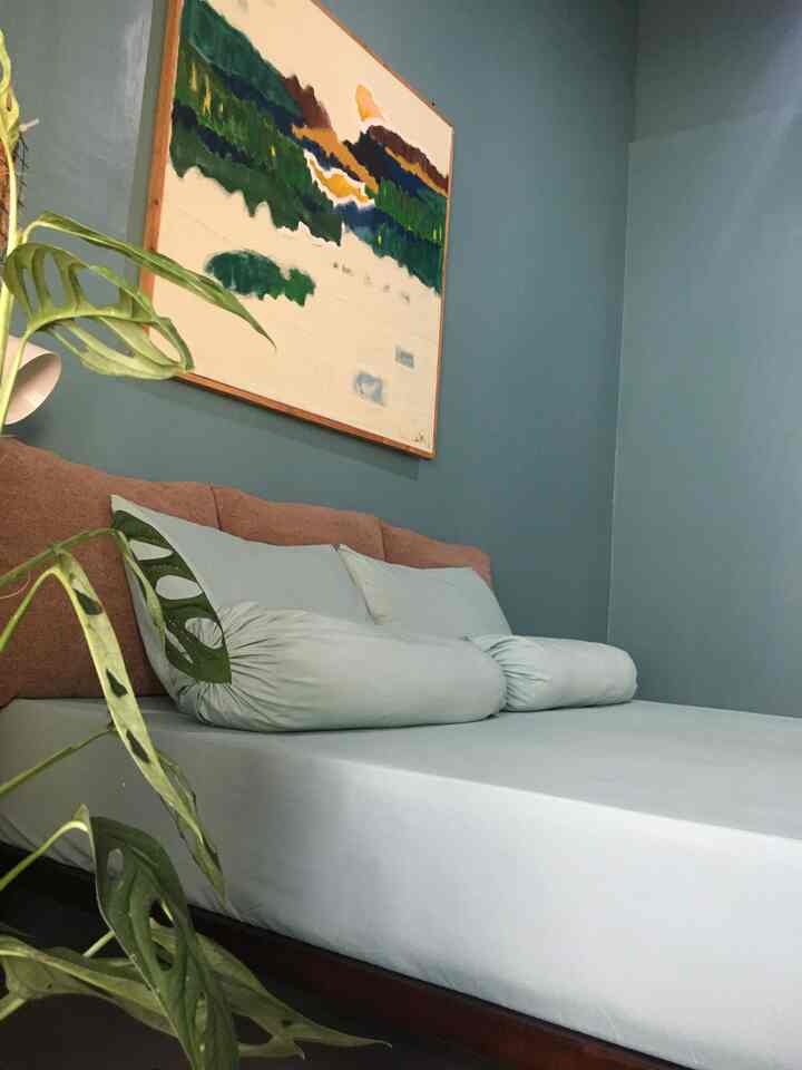 Ruang tidur utama di rumakami nuansanya tosca dan cream agar hangat dan nyaman. Storage banyak berfungsi untuk kamar yang memiliki banyak barang. Kalau disusun tinggi keatas jadi malah bagus menambah nilai estetika 😂 Taneman di kamar kami kalau malem kami keluarkan, tapi kalau pagi disimpan di dalam ruangan bisa menambah kesejukan.
.
#cozybedroom #dekorasikamartidur #inspirasikamartidur #ceritarumakami