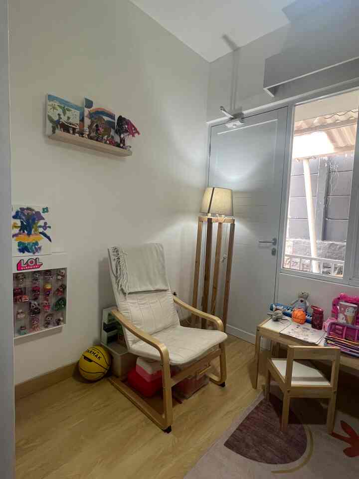 Dekorasi kamar anak menggunakan mainan, boneka, dan aksesoris yang digunakan sehari-hari

#smalldecorations #decorationsinspo #pernakpernikruantan