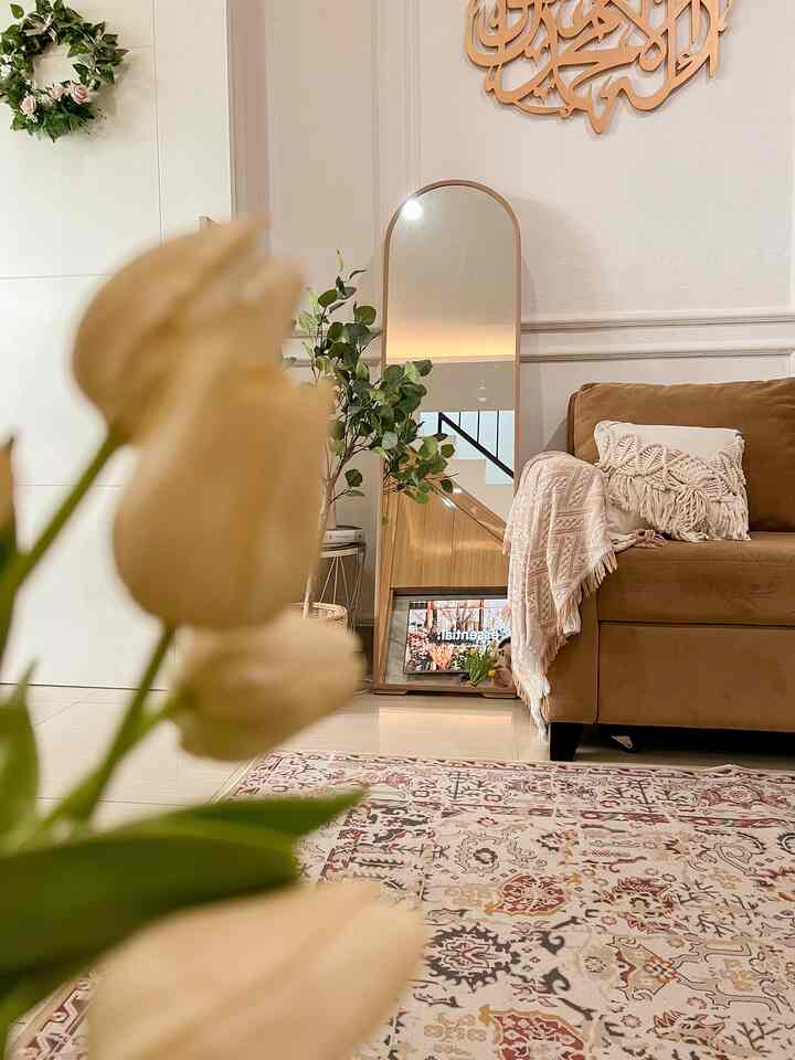 Salah satu 'daya tarik' ruang tamu ini adalah standing mirror di sebelah sofabed ini...
Kami menciptakan suasana yg warm dan nyaman. Dengan sentuhan warna kalem, diberi banyak cermin besar agar ruangan mungil ini terasa lebih luas.
Spot standing mirror ini menjadi salah satu kelebihan, karna kami sering men-styling bagian ini.
Tempat kami berfoto "OOTD" sebelum keluar rumah

#aestheticroom #aesthetichomedecor #homestyling #ruangtamu #ruangkeluarga #cluster #rumahmellany #interior #standingmirror