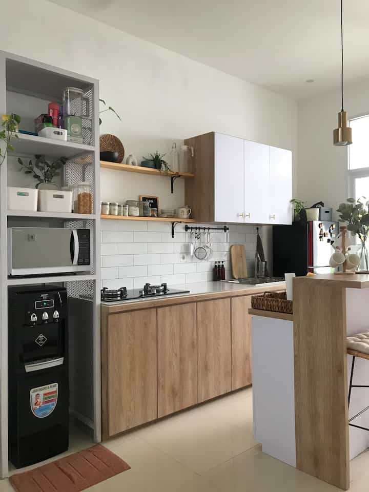 “Dapur merupakan jantungnya rumah” katanya begituu. Makanya dapur harus dibuat senyaman mungkin dan dapat mengakomodir kebutuhan dan kesukaan penghuni rumah. Untuk saya istri dan ibu anak 1, walaupun dapur kecil tapi harus bisa melakukan banyak aktifitas. Di area ini semua full custom, mulai dari kitchen set nya, ambalan jati belanda, dan juga rak tinggi besi.

Kami butuh banyak space untuk menyimpan peralatan masak. Maka dari itu dibuat ambalan dan rak custom yang sesuai dengan kebutuhan kami 🫶🏼✨

#kitchenstying  #kitchendecorideas #kitchenmakeover #aesthetic #japandi #minimalist #ecletic #rumahcluster #bandungtimur #decorlowbudget