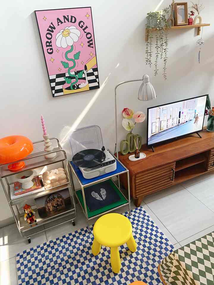 Ruang tamu dengan suasana ceria 🎨

Warna yang ingin ditonjolkan dari ruang tamu ini adalah full color sehingga suasana yang dihidupkan adalah ceria dan bersemangat. Kata orang berani tabrak warna asalkan masih sefrekuensi.

Ruangan full color ini memadukan berbagai item dekorasi yang artsy dengan warna biru, oranye, kuning, hijau, dan cokelat kayu. 

Misalnya taplak meja bermotif checkered warna hijau dipadukan dengan kursi santai berwarna oranye. Ada pula table kit berwarna biru dan hijau untuk menaruh vinyl turntable player 

#BringColorsToMyHome #HomeColorPalette #HomeColorDesign #midcenturymodern #depok #decorativeitems #homestyling #roomstyling #homedecor #roomdecor
#livingroomstyling #livingroomdecor #livingroommakeover #aestheticroom #livingroom