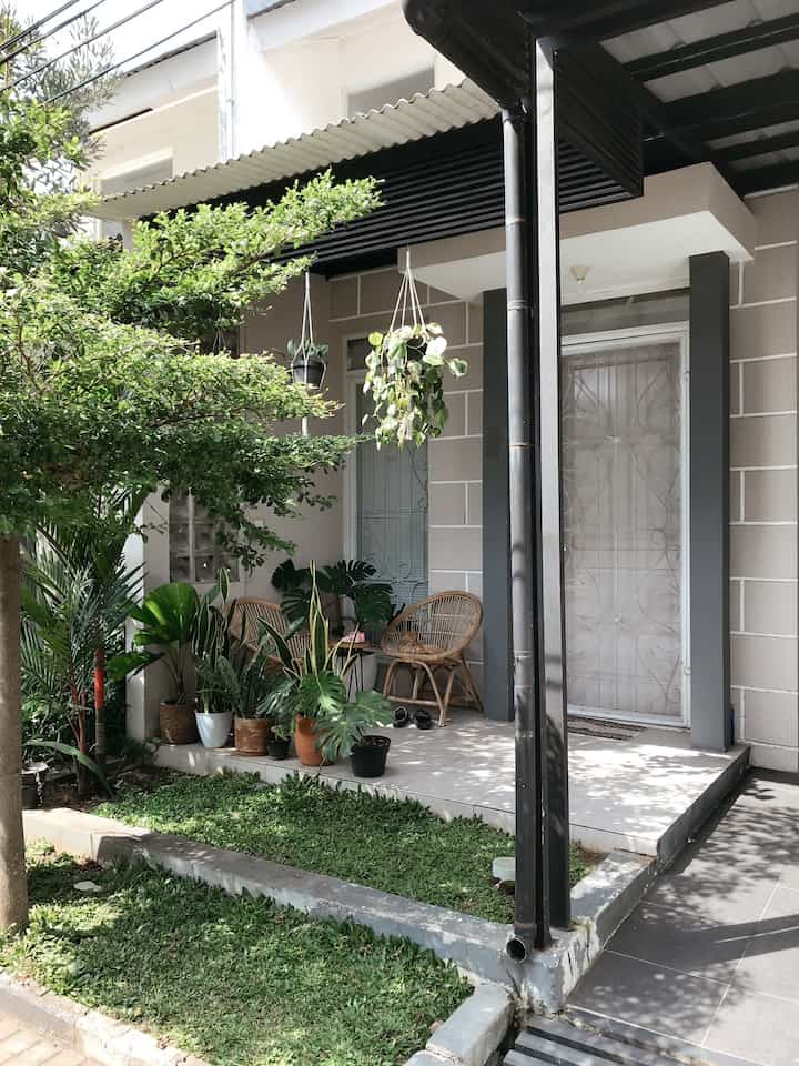 Fasad terrahauz ini masih asli bawaan dari developer dan waktu renovasi pertama kali kami gak ada niatan sama sekali untuk rubah karena dirasa belum butuh. Tapi kami sengaja membuat taman kecil agar rumah kami bisa sedikit terlihat homey dan rindang😁


#DesignFasad #IdeFasad #InspirasiFasad #minimalisthouse #rumahcluster #bandungtimur #decorlowbudget #rumahmungil #livewithkids