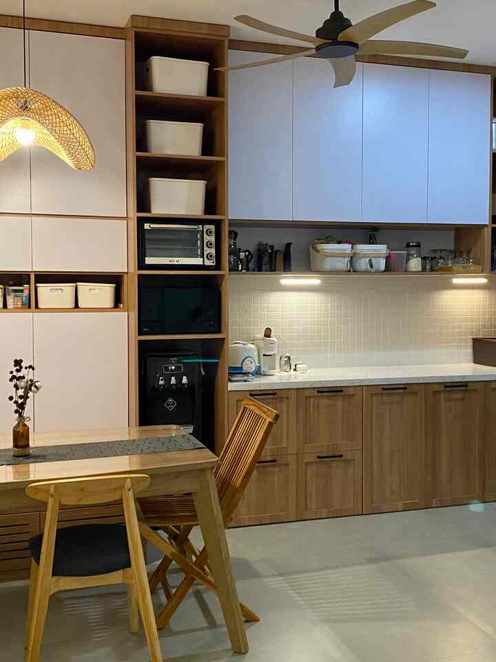 Pertama kali jatuh hati sama rumah ini krn akses. Deket ke mall, ke stasiun KRL cukup dengan jalan kaki, dekat pusat kuliner nusantara & international juga.
Selain itu lingkungan yg bersih juga membuat kami memantapkan hati untuk memilih rumah ini.
Tidak banyak perubahannya, krn kami makeover perlahan-lahan dengan budget yg tersedia.

Menurut kami, tempat tinggal itu harus nyaman untuk dihuni 🥰

#myhomestory #myhomejourney #homesweeshome