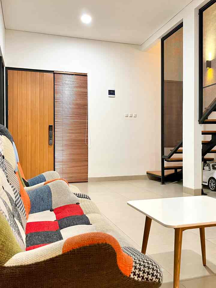 Luas bangunan di lantai 1 ini kurang lebih 50m2, melingkupi kitchen, bathroom, bedroom utama, livingroom dan taman kering. Open space menjadi pilihan kami dari pintu utama langsung menuju livingroom dan taman kering. Untuk terlihat luas juga kami memakai warna cat dan lantai yang terang.

Less is more. Konsep minim perabot kami terapkan di livingroom menjadikan ruang terasa lebih luas. Karenanya peranan gudang di lantai 2 sangat penting untuk penyimpanan barang. Kami juga tidak banyak mendekorasi ruangan karena masih memiliki anak kecil yang sangat aktif untuk lebih leluasa berkegiatan dan bermain di ruang ini.

Taman kering berada di belakang rumah diaplikasikan untuk sirkulasi udara dan pencahayaan rumah agar tetap terang disiang hari. 

#rumahmungil 
#tinyspace
#nevertoosmall
#openspace
#scandinavian
#japandi
#minimalis 
#50m2
#rumahmungil
#livewihkids