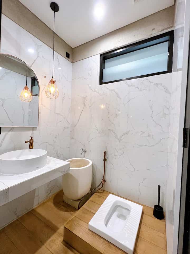 Kamar mandi white and wood 🤍🤍

#kamarmandi 
#kamarmandiminimalis 
#kamarmandiruangtamu 
#japandi
#rumahveyla
#materialrumah
#romangranit