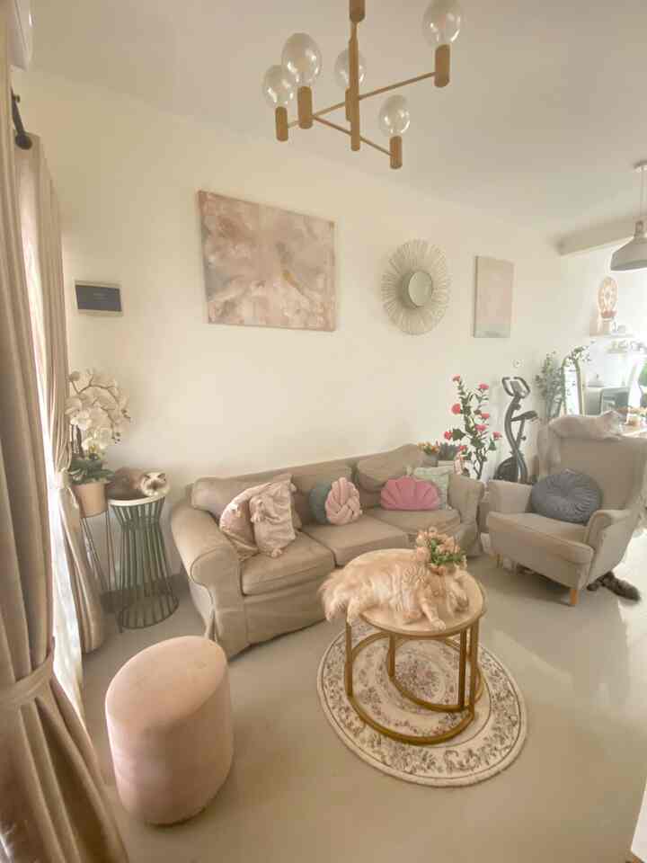 selamat siang tetangga online, inilah penampakan ruang tamu di rumah kami yg dikombinasi dengan warna beige, pink, gold, white dan hijau. Aku suka sekali mendekor rumah dengan bunga mawar dan anggrek artifisial. Untungnya suami support hehehe untuk lantai dan tembok masih bawaan dari developer. Semoga dapat menginspirasi tetangga online semua 🤗


#RuangTamuAesthetic #RuangtamuCantik #Makeoverruangtamu #shabby #Rumahdeveloper #rumahcluster #Depok #jawabarat #petparent