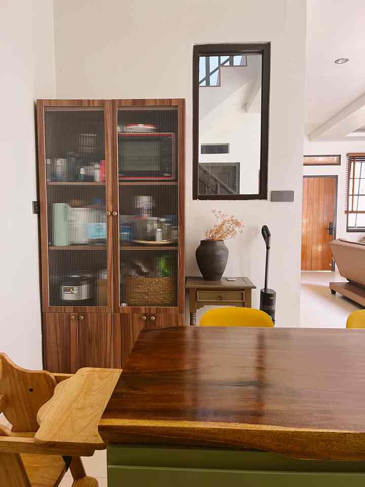 Dapur sage Cabe!

Focal point di dapur ini adalah island dan lemari kaca moru yang baru saya reparasi, dapur menjadi lebih rapih dan lebih nyaman dipandang✨ 

Serta saya menambahkan vas dengan bunga kering di dapur bisa menambah ruangan jadi lebih hidup🪴

#kitchenstyling #kitchendecorideas
#kitchenmakeover #dapur #roman