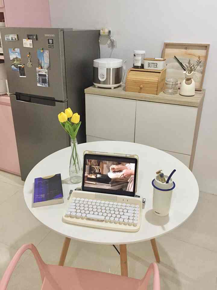 Sebenarnya aku bingung kalo ditanya tentang style rumah karena emang gak ada style saklek yg aku terapin, asal suka yaudah lanjut😅

Berhubung masih ada jiwa bocil terpendam, ada sedikit warna-warna cerah yg aku aplikasiin di rumah, yaitu pink dan hijau. Salah satu furniture “berwarna” yg aku pake adalah kursi makan. Walaupun aku suka warna-warna pastel kayak gini, aku belum berani untuk aplikasiin ke seluruh rumah. Jadi warna-warna ini tetap aku padukan dengan warna netral putih kayu.

#decorativeitems #homestyling #roomstyling #homedecor #roomdecor #diningroom #minimalist #colorful