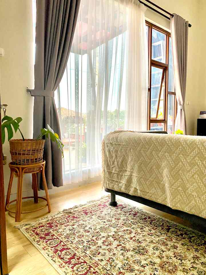 Menata ulang furniture living room

Memang ga ada habisnya menata tata letak furniture diruangan ini
Karena hampir seharian waktu kami habiskan diruangan ini, selalu saja ingin suasana baru diruang ini
Suasana baru bukan berarti beli yang baru
Tapi cukup merubah rubah posisi furniturenya saja dan ditambahkan beberapa dekorasi kecil kecilan yang sudah ada di rumah

NB : pengambilan foto sore hari, warnanya menjadi orange ke jingga 🤭

#ruangtamu 
#ruangkeluarga
#ruangfavoritdirumahkami 
#livingroom
#ruangtv
#dekorasiruangtamu 