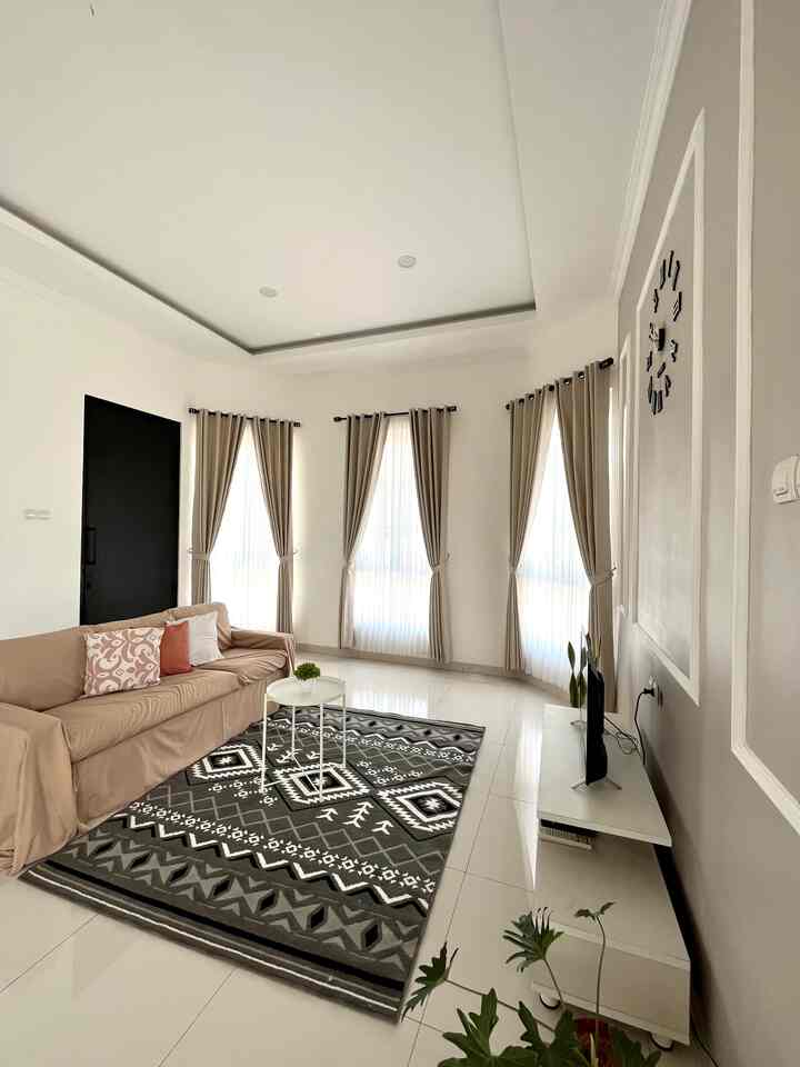 Ruang tamu sekaligus ruang keluarga ini berukuran 4,25 x 3,5
Tv, sofa, meja tv sudah kami pakai selama 4 taun. 
Sofa ini kami beli di informa.
Karena kami punya  beberapa kucing, sofa jadi sasaran empuk buat scratching atau cakar2.
Dan tampilannya menjadi tidak cantik.
Kemudian saya beli kain berwarna coklat susu untuk mengcover sofa kami.
Pemilihan warna coklat ini kami matching kan dengan warna gorden.
Bahan kain ini seperti sprei sehingga halus dan tidak panas.
Sebelumnya saya sudah memakai cover sofa yg sudah jadi akan  tetapi warna, ukuran dan bahan kurang cocok. Kemudian dapat ide dr kain sprei ini . #DIYFurniture #personalizedfurniture #uniquefurniture #livingroom #ruangtamu #coversofa 