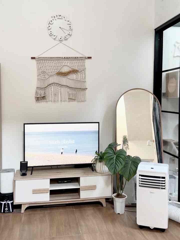 Salah satu sudut di living room gioia house 🤍

#livingroom #dekorasiruangkeluarga #tinyhouse #rumahtumbuh #rumahmungil #livingroomidea