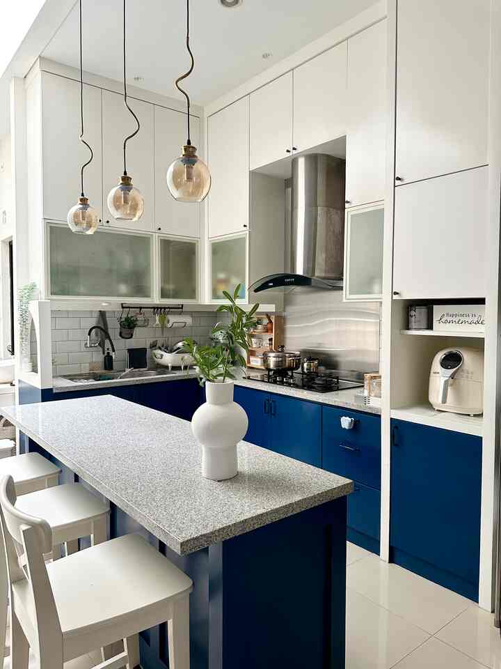 Bring color to your space.. untuk dapur sengaja diberikan sentuhan warna biru navy yang memberikan kesan classic #dapur #classicamerican #rumakoes #ikea #informa #acehardware 