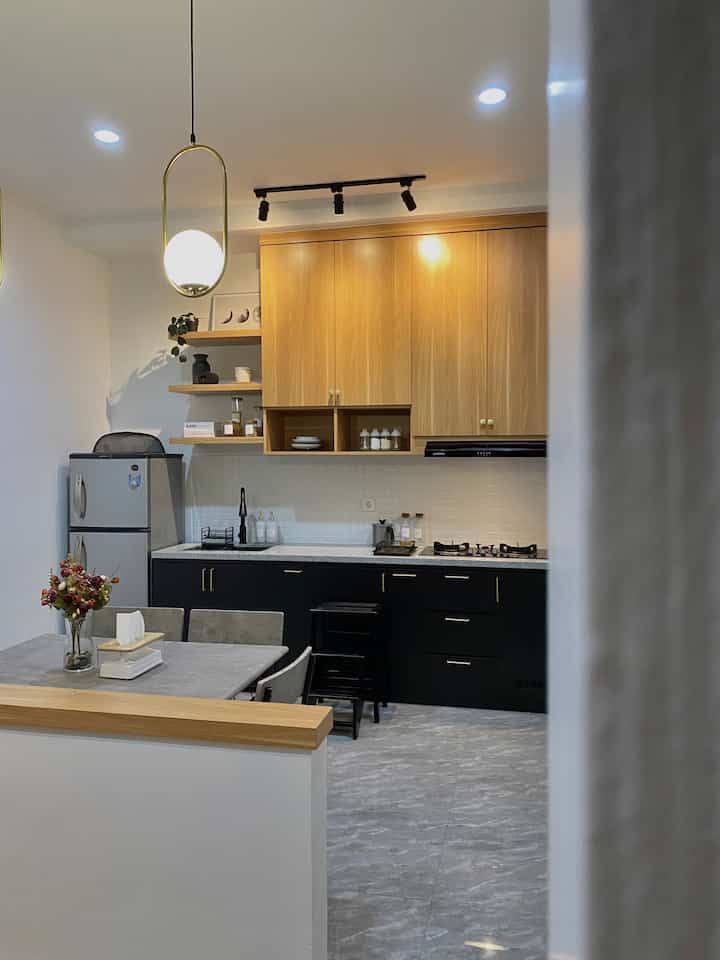 Foto-foto di atas menggambarkan bagaimana cara aku menata / styling dapurku. Aku ingin menciptakan dapur yg rapi dan clean. Barang-barang dapur lainnya tersimpan rapi di dalam kabinet. Aku hanya menaruh barang-barang yg sering diperlukan dan akan dipakai setiap harinya di atas top table. 

Focal point yg ada di kitchenku yaitu warna yg aku gunakan untuk kitchen set. Dari awal aku menginginkan dapur dengan warna gelap dan dipadukan dengan warna wood agar terkesan lebih warm. And voila! Aku suka banget sama hasilnya. Agar lebih stand out lagi aku juga menambahkan lampu sorot yg memiliki pantulan cahaya ke lemari kabinet dan pemakaian handle knob berwarna gold. 

#kitchenstyling #kitchendecorideas #kitchenmakeover #dapurminimalis #blackwoodkitchen #aesthetickitchen #inspirasidapur