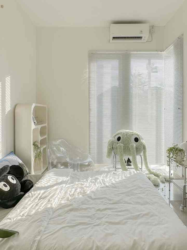 sudut favoritku dirumah yaitu spot jendela besar dihiasi dengan tanaman hijauku ini, apalagi saat siang dan sore hari suasananya semakin cantik karena ada sinar matahari yang masuk dari sela-sela tirai.

yap! aku sangat menyukai spot yang kaya dengan cahaya cantik atau golden hour, karena bagiku ada kebahagiaan dan ketenangan tersendiri.

#MyFavoriteRoom #MyHouseStory #MyFavoriteItems #BedroomIdeas #KoreanStyle