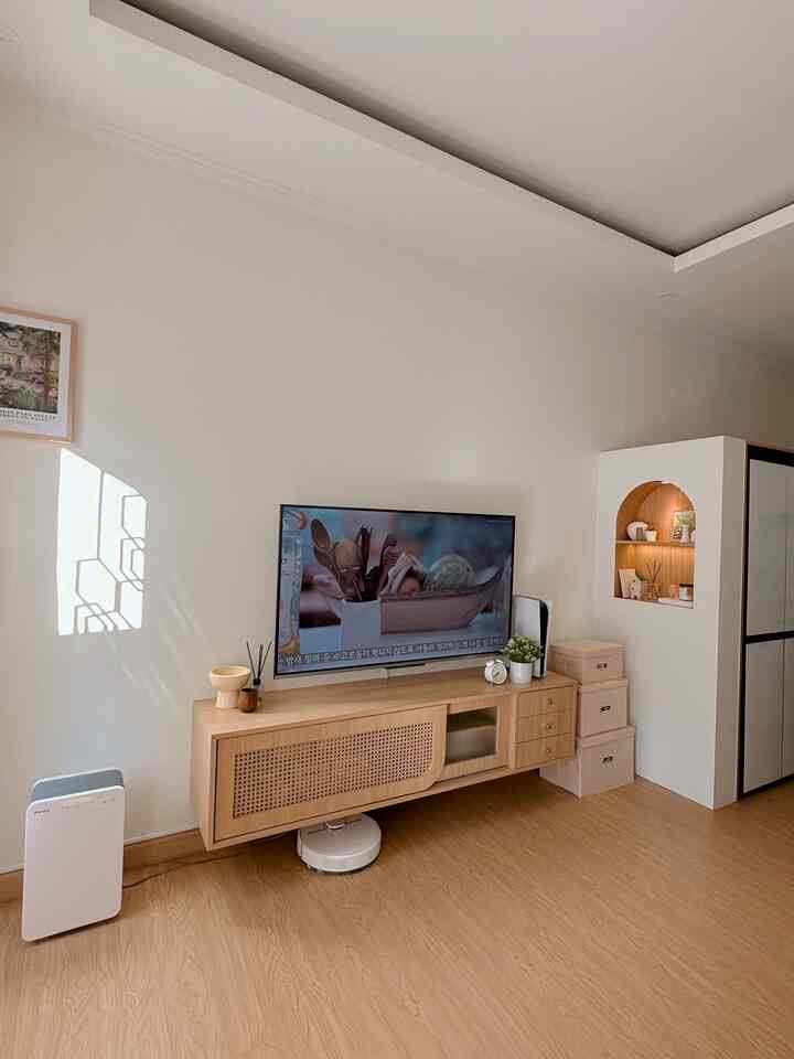 Inspirasi living room 🥰

Dengan luasan terbatas, aku tambahkan beberapa storage dan reed diffuser untuk menambah storage dan membuat ruangan wangi. Wall art dipakai untuk menutupi kotak MCB 🤭✨


Aku juga pasang air purifier agar kualitas udara makin baik. Sehat-sehat selalu ya! 🫶🏻

#japandikorean #japandi #homedecorinspo #aesthetichomedecor #livingroom #smallhouse #tinyhome 

