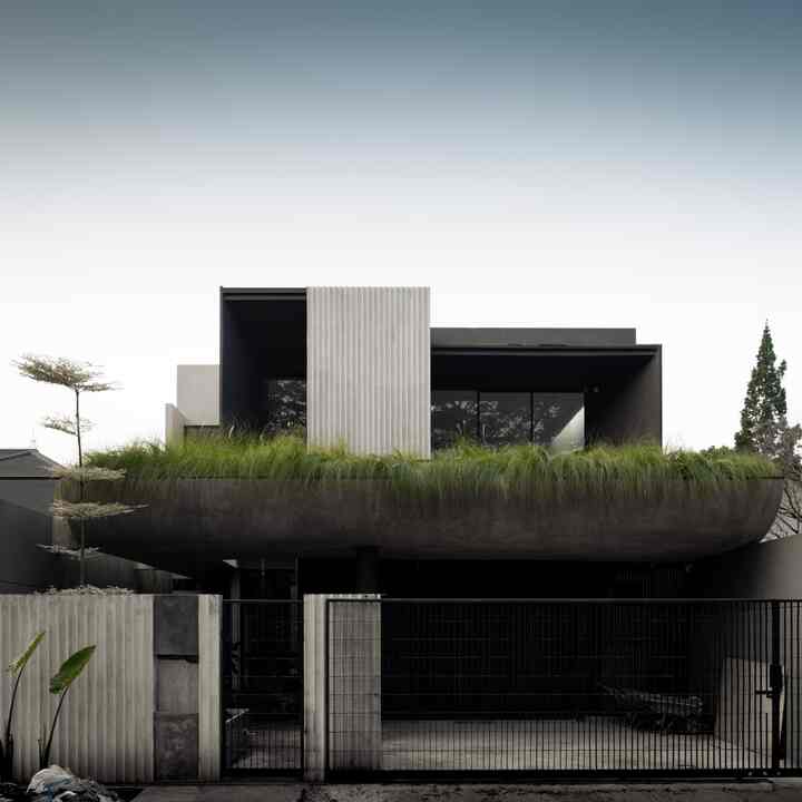 Tema fasad adalah modern minimalist. Tujuannya supaya timeless. Karena trend terus berganti, kadang yg skrg dianggap hits, taun depan jadi outdated. 

Permainan warna antara gelap dan terang kemudian diselimuti tumbuhan ekor kuda hijau menonjolkan sifat tropis dari rumah ini.

Untuk material, mayoritas kami menggunakan beton ekspos dan conwood.

#designfasad
#idefasad
#inspirasifasad