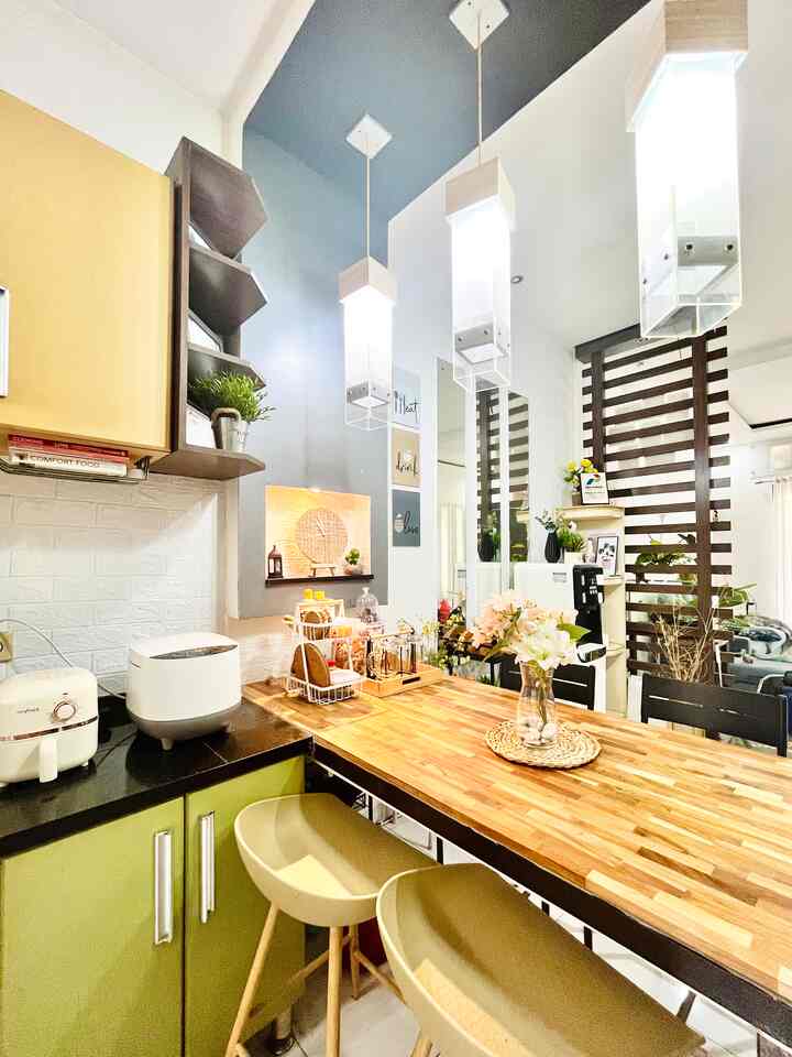 Area tersibuk dipagi hari dimulai dari sarapan samapai menyiapkan bekal.


#tempatmakan #mejamakan #ruangmakan #dekorasidapur #diningroom #homeinspo #depok #semiindustrial #blackandwood #vasemurmer #printilanlowbudget #lowbudget