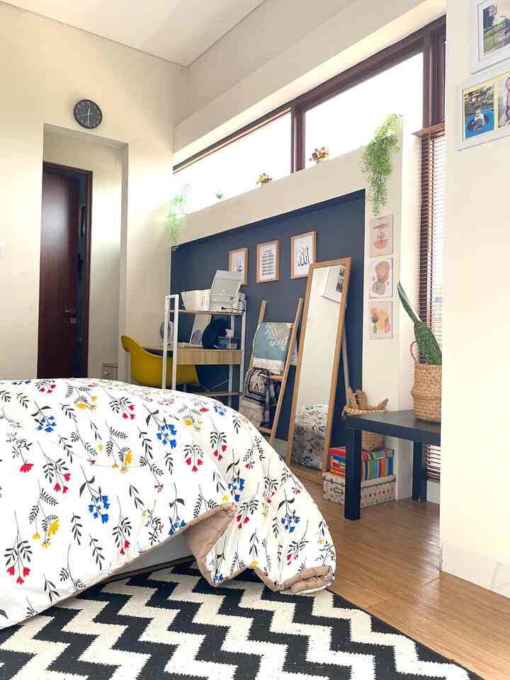 Kamar adalah Ruangan Ter Favorit dan Ter Estetik di Rumah

Selain estetik sudah pasti kamar ruangan ternyaman di dalam rumah
Agar rasa nyaman itu selalu tercipta dan selalu di nikmati
Tentunya di support dengan dekorasi yang cantik dan estetik

Untuk kamar ini aku gunakan konsep japandi minimalis ya
Tone di kamar ini lebih ke warna soft
Yg dominan dengan coklat putih dan kayu

Design kamar ini anti lembab lembab club ya
Karena banyak kaca dan jendela dan sengaja tidak aku tutup dengan gorden
Setiap siang kamar ini selalu terang benderang alami dari sinar matahari
Hawanyapun adem ditambah masuknya udara lewat pintu balkon, ketika malam hari kami dapat memandangi langit dan bulan lewat kaca jendela dari tempat tidur
Atau terkadang pintu balkon kami biarkan terbuka sejenak untuk menikmati pemandangan malam hari

#aestheticroom
#aesthetichomedecor
#homestyling
#homedecorlowbudget
#japandi
#kamartidur 