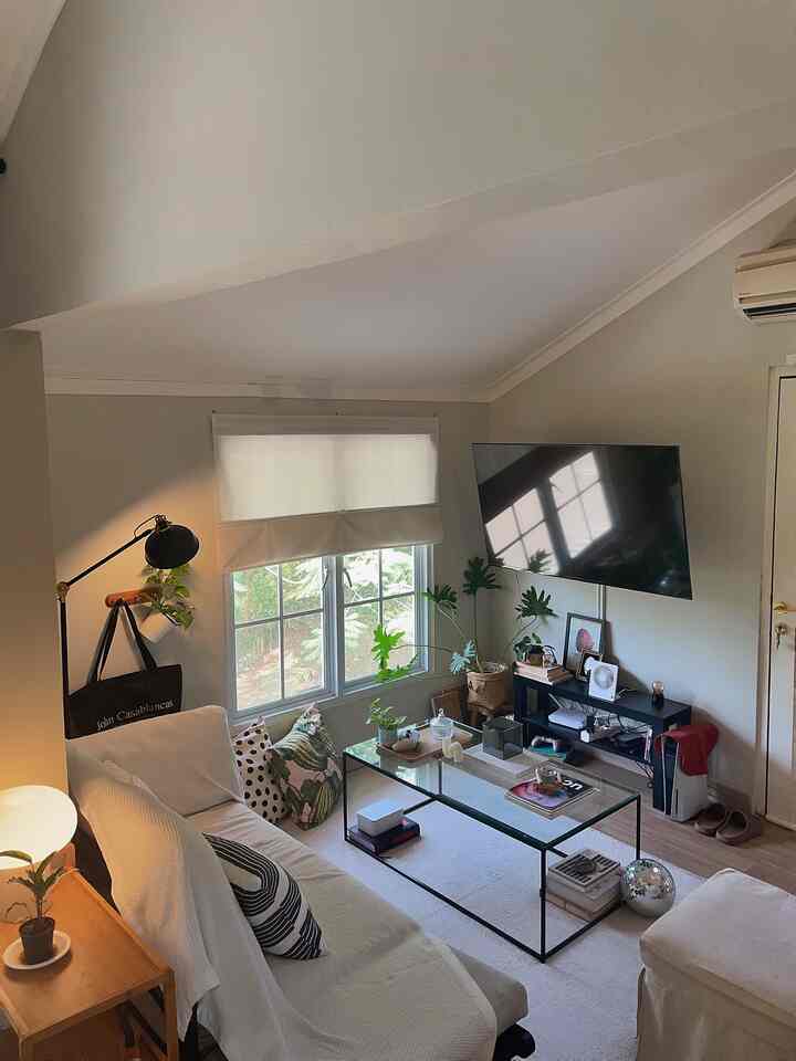 Karena space yang terbatas dan mungil, saya memilih meja kaca yang secara fungsional bisa dipakai beragam kegiatan namun tetap terlihat tidak ‘penuh’, saya juga memilih furnitur2 yang terkesan ramping dan penempatan TV di dinding yang tidak memakan banyak space. #rumahmungil #tinyhouse #tinyspace #nevertoosmall #livingroom