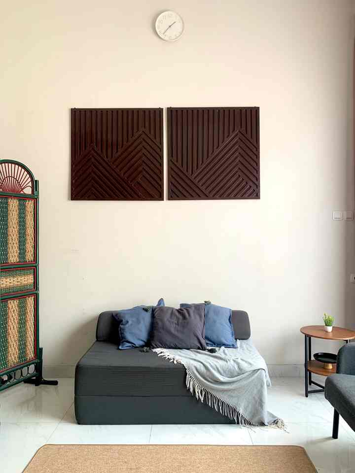 Ruang keluarga dengan dekorasi warna-warna natural dan sedikit sentuhan alami dari kayu dan bambu.
Sentuhan kayu dari meja sudut dan pajangan dinding berwarna cokelat.
Sentuhan bambu dari partisi untuk membatasi ruangan keluarga dengan kamar mandi lantai bawah.
Di ruangan ini kami buat senyaman mungkin, karna karna kami lebih banyak menghabiskan waktu disini. Dengan menaruh sofa bed yang kami beli di IKEA, aku jadi bisa lebih santai ketika sambil menemani anak bermain di lantai bawah.

#livingroomstyle
#livingroomdecor
#livingroommakevoer
#industrial 
#tangsel
#rumahdeveloper 